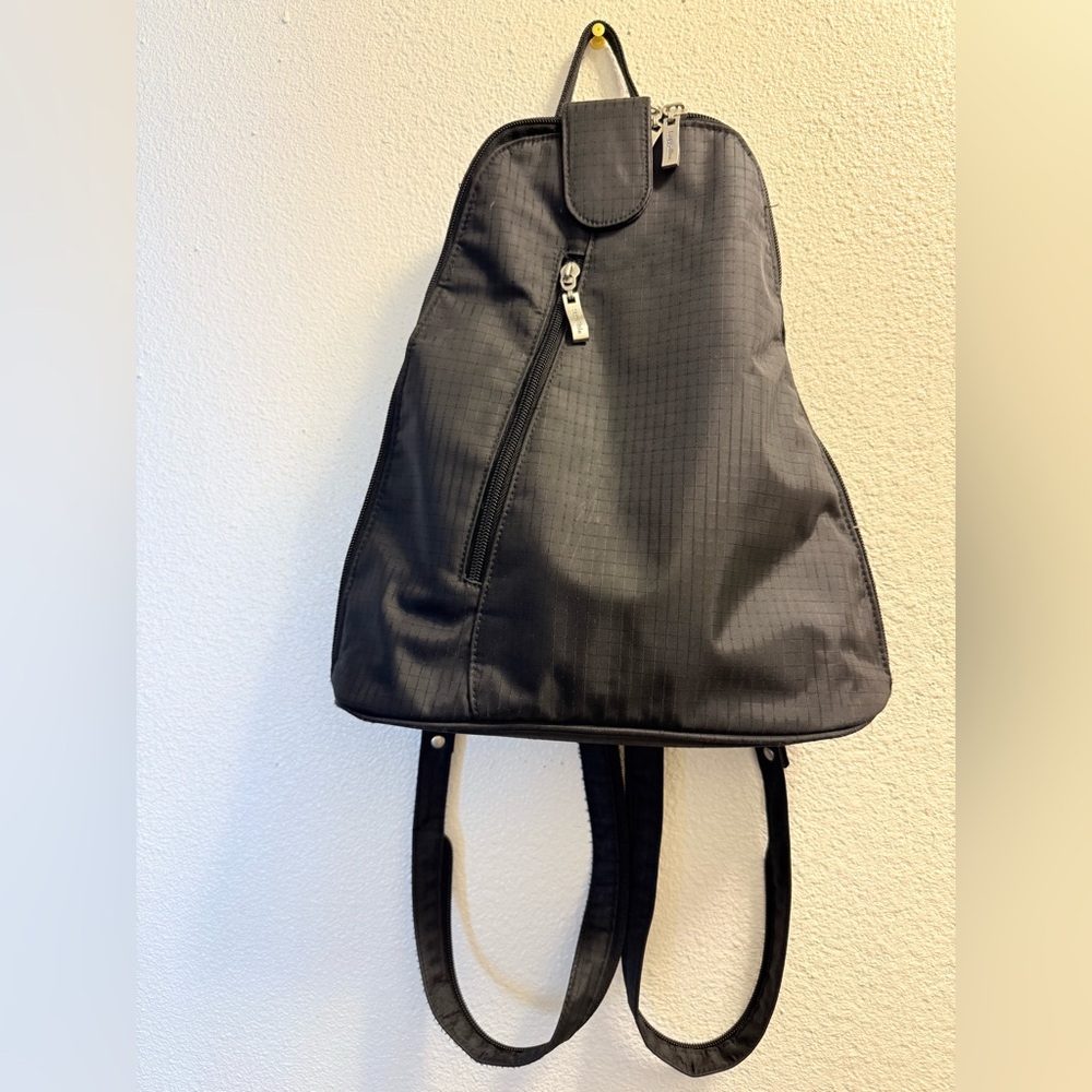 Baggallini Metro Backpack Sling Crossbody Shoulder Bag black Full Zip Pockets